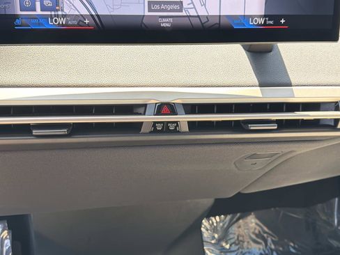Used 2023 BMW iX xDrive50 w/ Sport Package AWD/4WD image 22