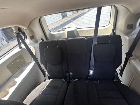 Used 2017 Dodge Grand Caravan SE w/ UConnect Hands-Free Group FWD image 17