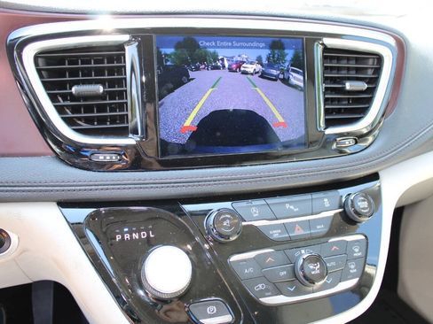 Used 2017 Chrysler Pacifica Limited FWD image 16