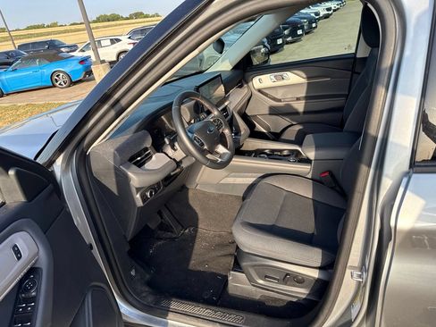 Used 2025 Ford Explorer Active RWD image 18