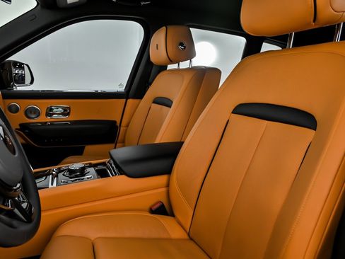 Used 2022 Rolls-Royce Cullinan w/ Dark Exterior Package image 22