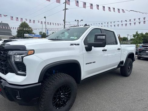Used 2025 Chevrolet Silverado 2500 ZR2 w/ Technology Package AWD/4WD image 2
