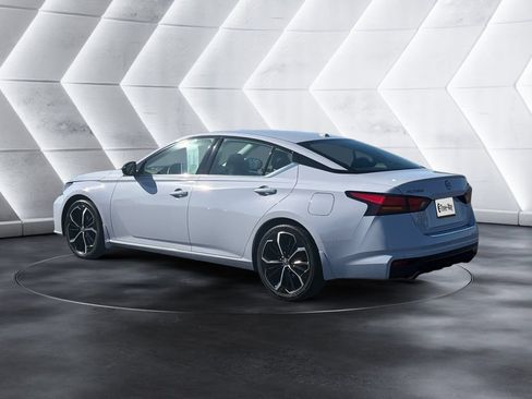 Used 2023 Nissan Altima 2.5 SR w/ SR Premium Package FWD image 3