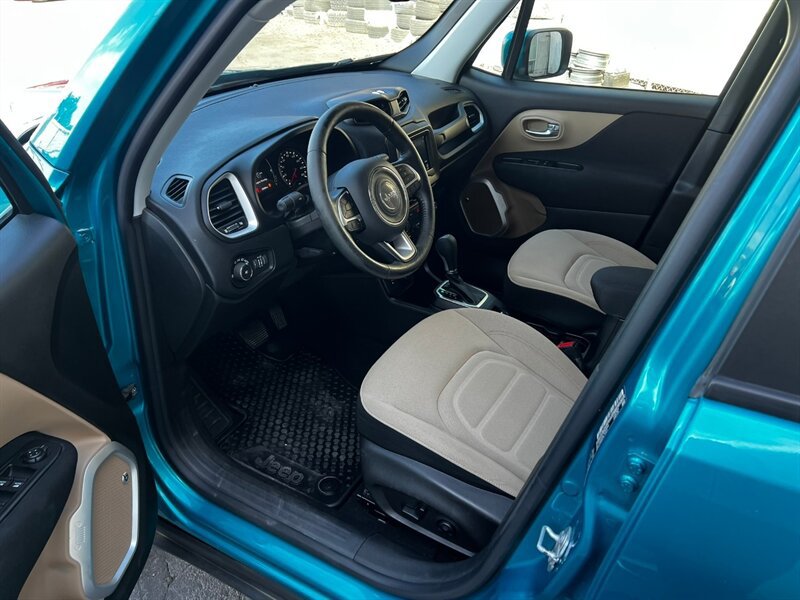 Used 2019 Jeep Renegade Latitude w/ Safety & Security Group II AWD/4WD image 12