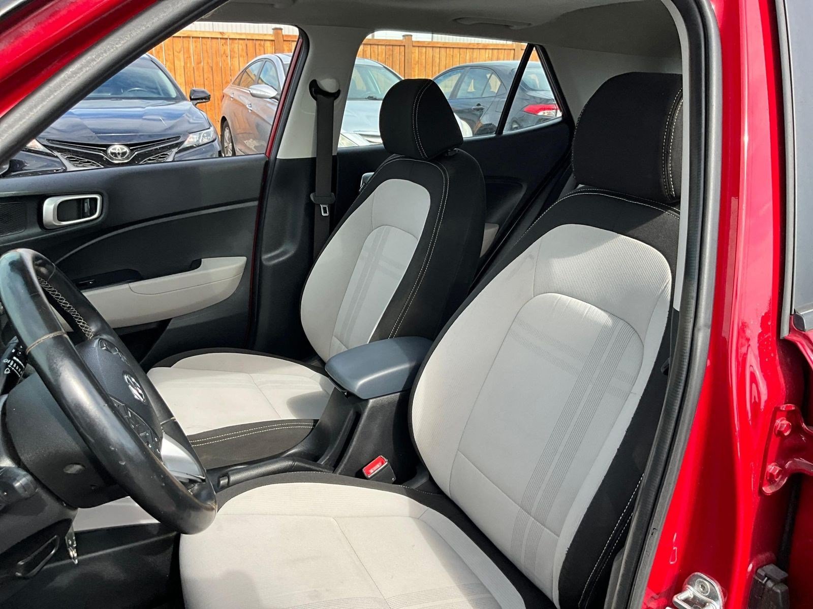 Used 2022 Hyundai Venue SEL FWD image 19