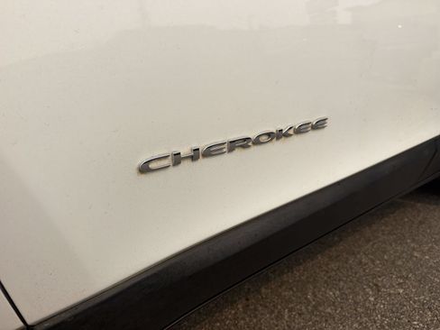 Used 2019 Jeep Cherokee Limited AWD/4WD image 14