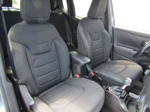 Used 2017 Jeep Renegade Altitude AWD/4WD image 9