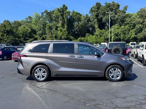 Used 2023 Toyota Sienna Platinum AWD/4WD image 4
