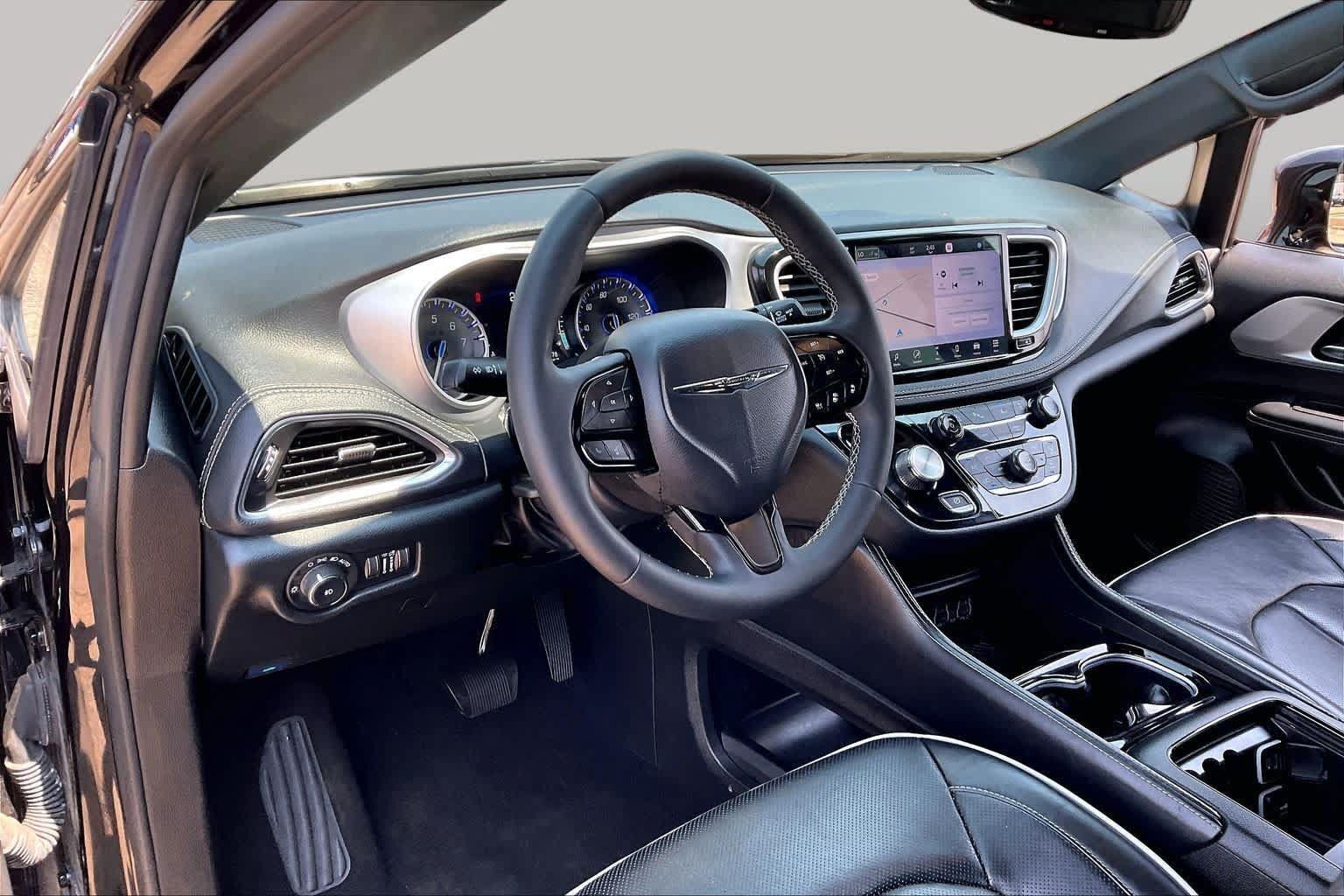 Used 2025 Chrysler Pacifica Limited FWD image 18