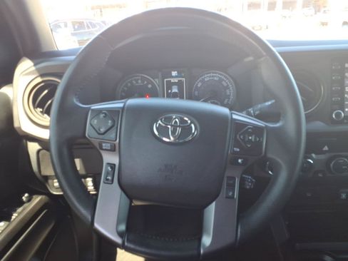 Used 2022 Toyota Tacoma TRD Off-Road AWD/4WD image 12