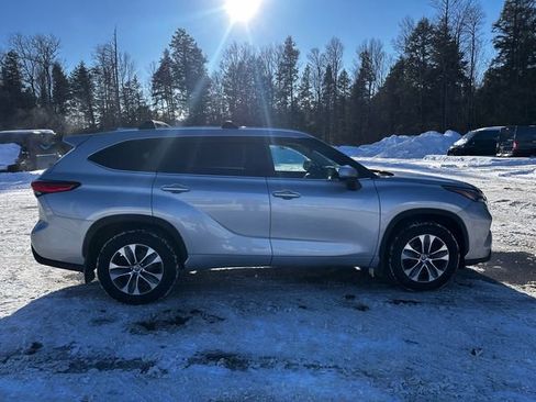Used 2022 Toyota Highlander XLE image 6