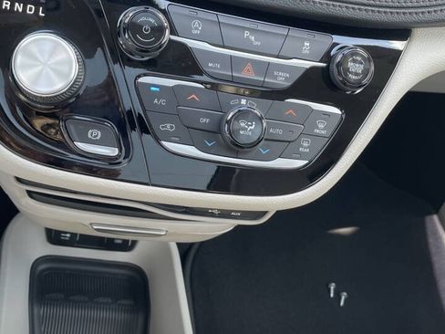 Used 2020 Chrysler Pacifica Limited FWD image 7