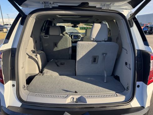 Used 2021 GMC Acadia SLT w/ LPO, Floor Liner Package image 30