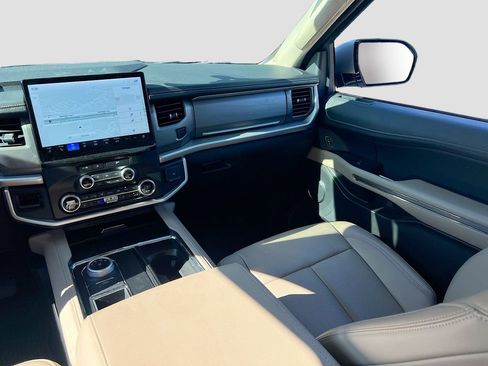 Used 2024 Ford Expedition XLT image 23