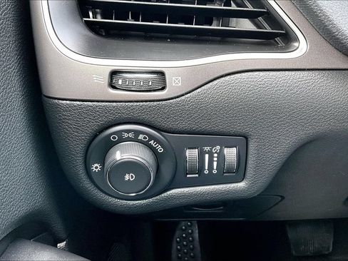 Used 2020 Jeep Cherokee Latitude Plus w/ Cold Weather Group AWD/4WD image 15