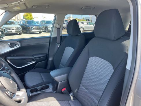Used 2025 Kia Soul LX w/ LX Technology Package FWD image 36