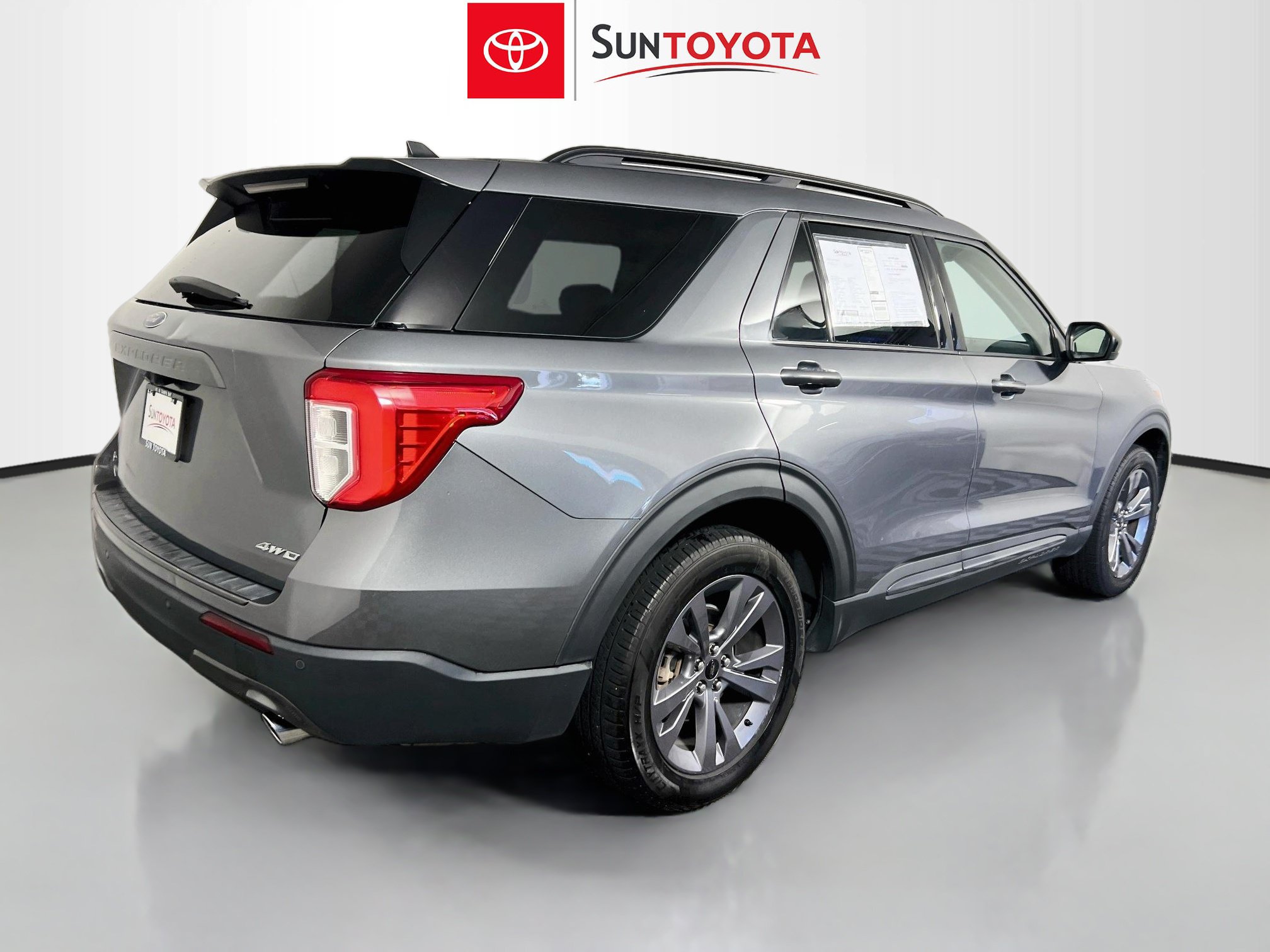 Used 2022 Ford Explorer XLT w/ Equipment Group 202A AWD/4WD image 4