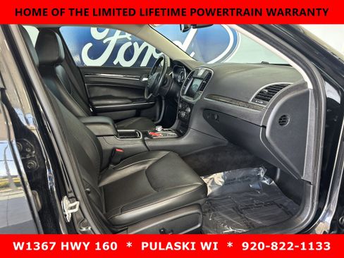 Used 2018 Chrysler 300 Limited AWD/4WD image 4