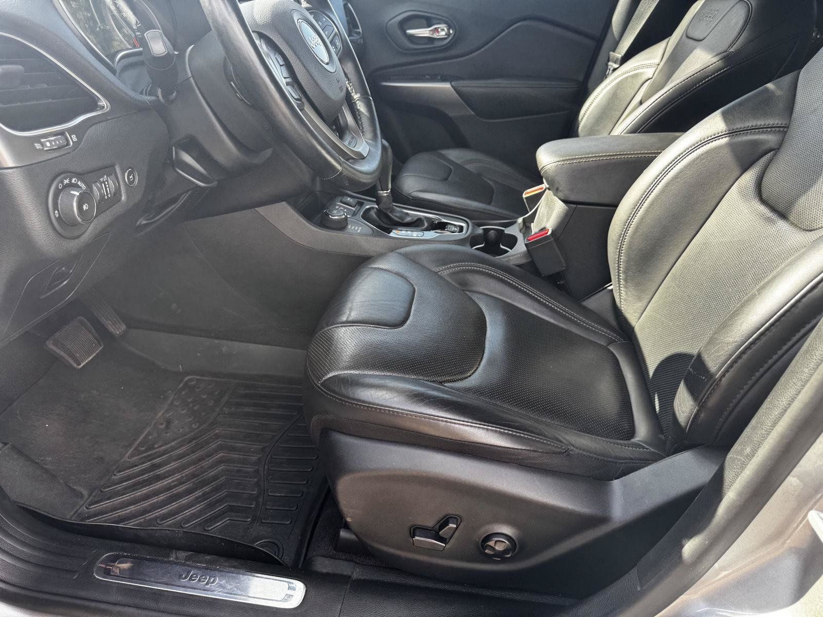 Used 2019 Jeep Cherokee Limited w/ Luxury Group AWD/4WD image 15