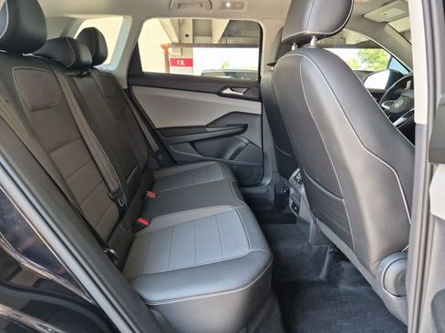 Used 2022 Volkswagen Taos SE w/ Panoramic Sunroof Package FWD image 18