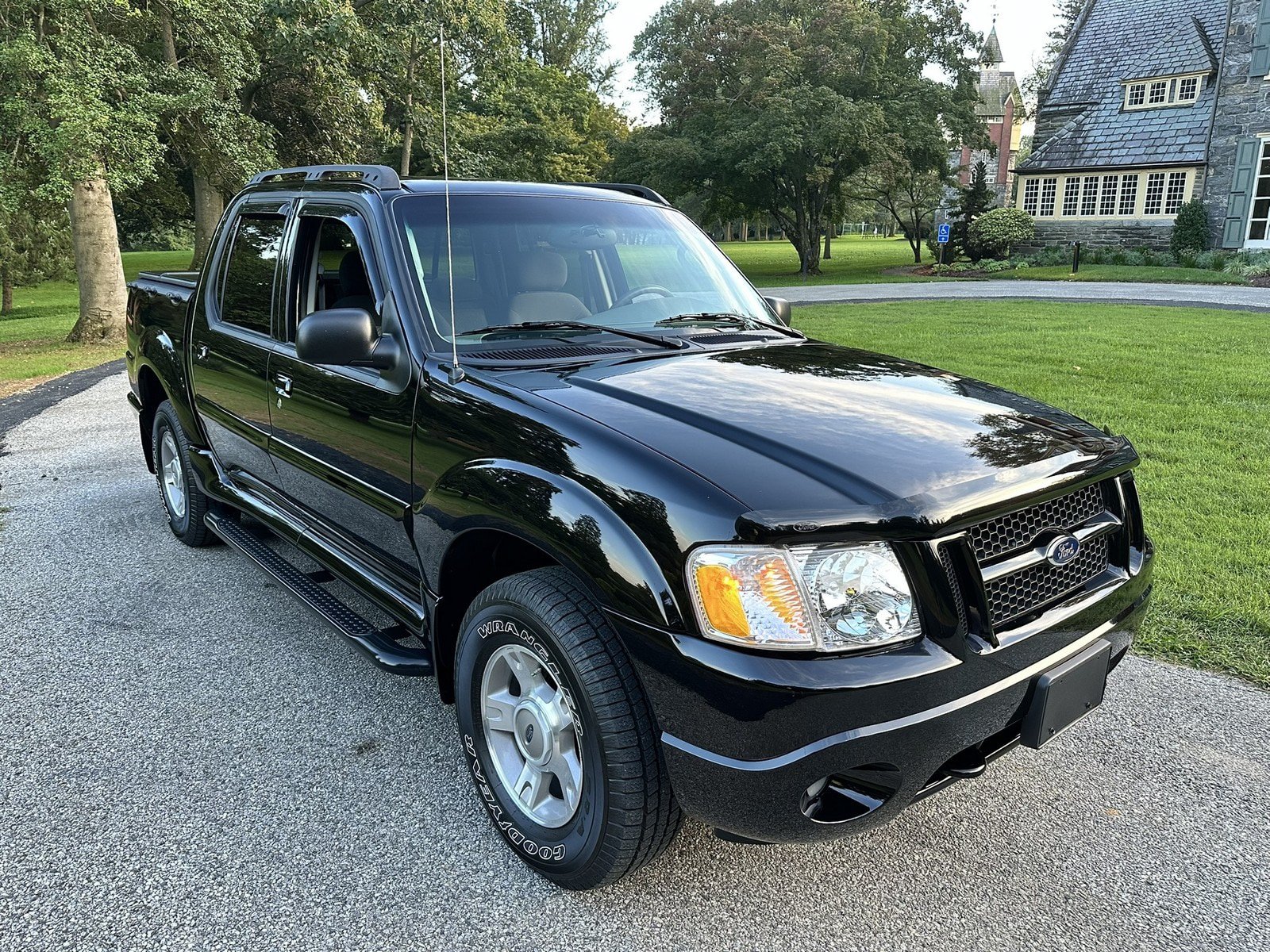 Used 2004 Ford Explorer Sport Trac 4x4 image 2
