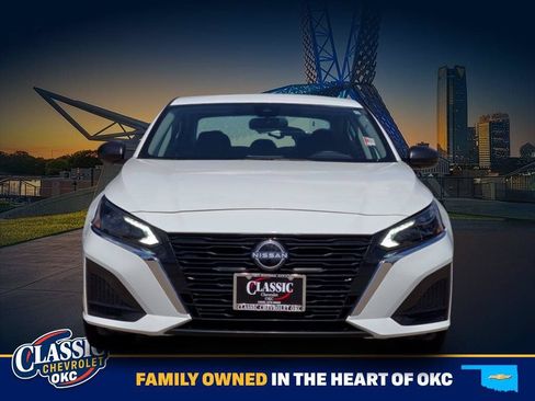 Used 2025 Nissan Altima 2.5 SV FWD image 2