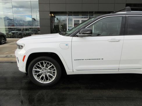 Used 2022 Jeep Grand Cherokee Summit image 2