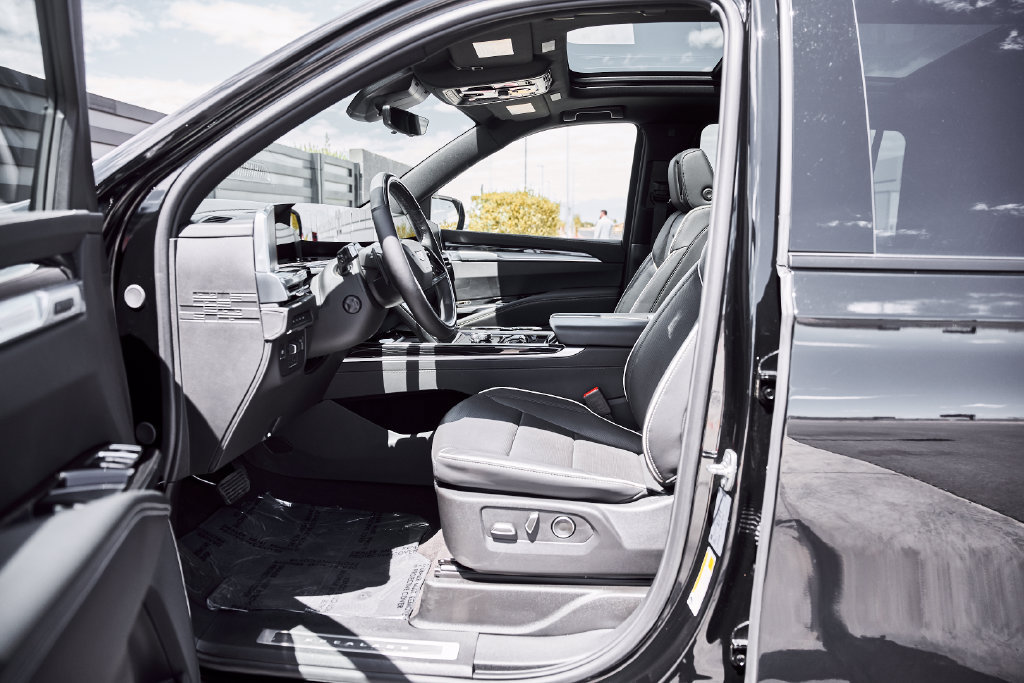 Used 2025 Cadillac Escalade ESV Sport AWD/4WD image 31
