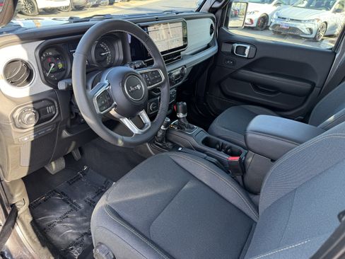 Used 2025 Jeep Wrangler Unlimited Sahara w/ Safety Group AWD/4WD image 14