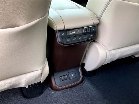 Used 2021 Toyota Highlander Platinum FWD image 36