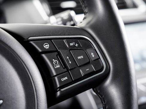 Used 2018 Jaguar E-PACE S image 13