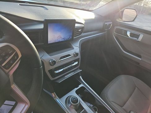 Used 2023 Ford Explorer XLT w/ Equipment Group 202A image 4