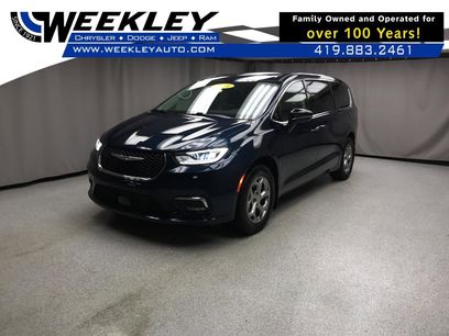 Used 2024 Chrysler Pacifica Limited w/ Uconnect Theater Family Group