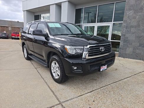 Used 2019 Toyota Sequoia SR5 w/ Premium Package image 43