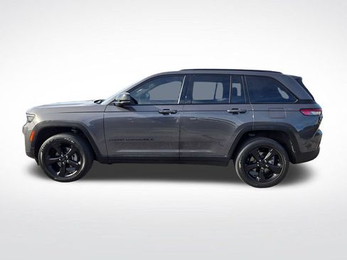 Used 2023 Jeep Grand Cherokee Altitude AWD/4WD image 9