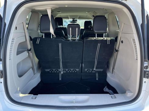 Used 2024 Chrysler Pacifica Touring-L image 10