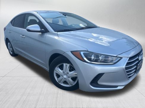 Used 2018 Hyundai Elantra SE FWD image 3