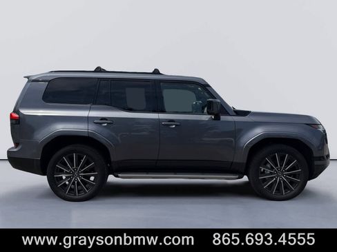 Used 2024 Lexus GX 550 AWD/4WD image 2