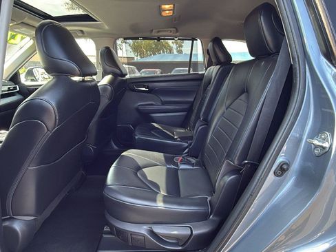 Used 2022 Toyota Highlander XLE FWD image 21