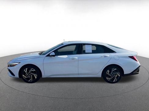 Used 2025 Hyundai Elantra Limited image 9