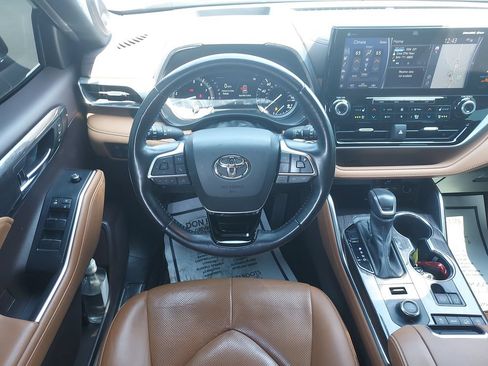 Used 2021 Toyota Highlander Platinum AWD/4WD image 16