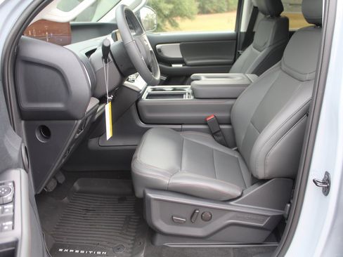 New 2025 Ford Expedition Active image 4