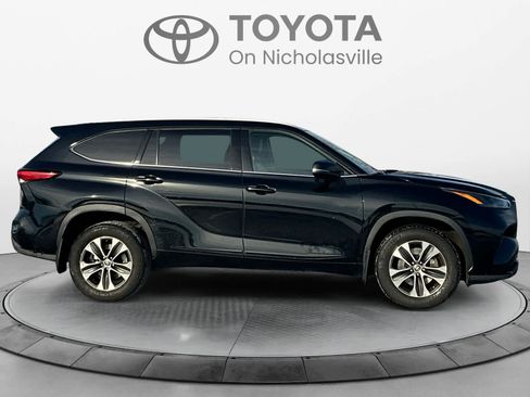 Used 2022 Toyota Highlander XLE image 7