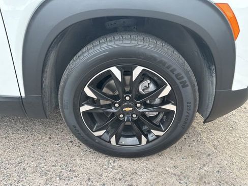 Used 2023 Chevrolet TrailBlazer LT w/ Convenience Package FWD image 9