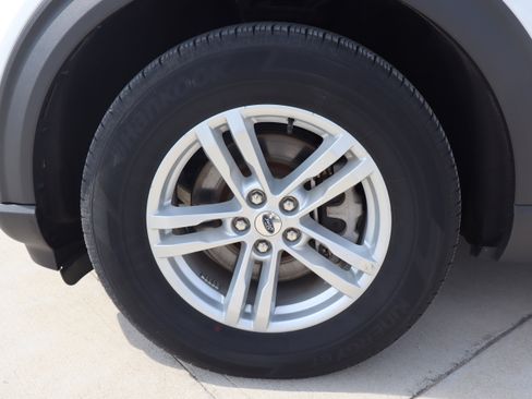 Used 2024 Ford Explorer XLT w/ Class IV Trailer Tow Package image 31