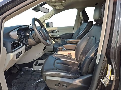 Used 2023 Chrysler Pacifica Touring-L FWD image 9