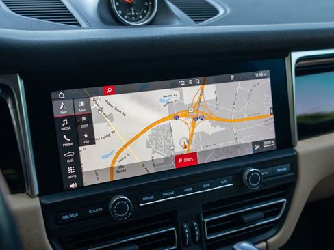 Certified 2021 Porsche Macan AWD/4WD image 30