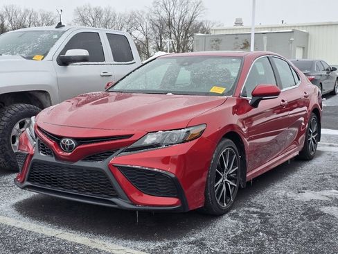 Used 2023 Toyota Camry SE image 3