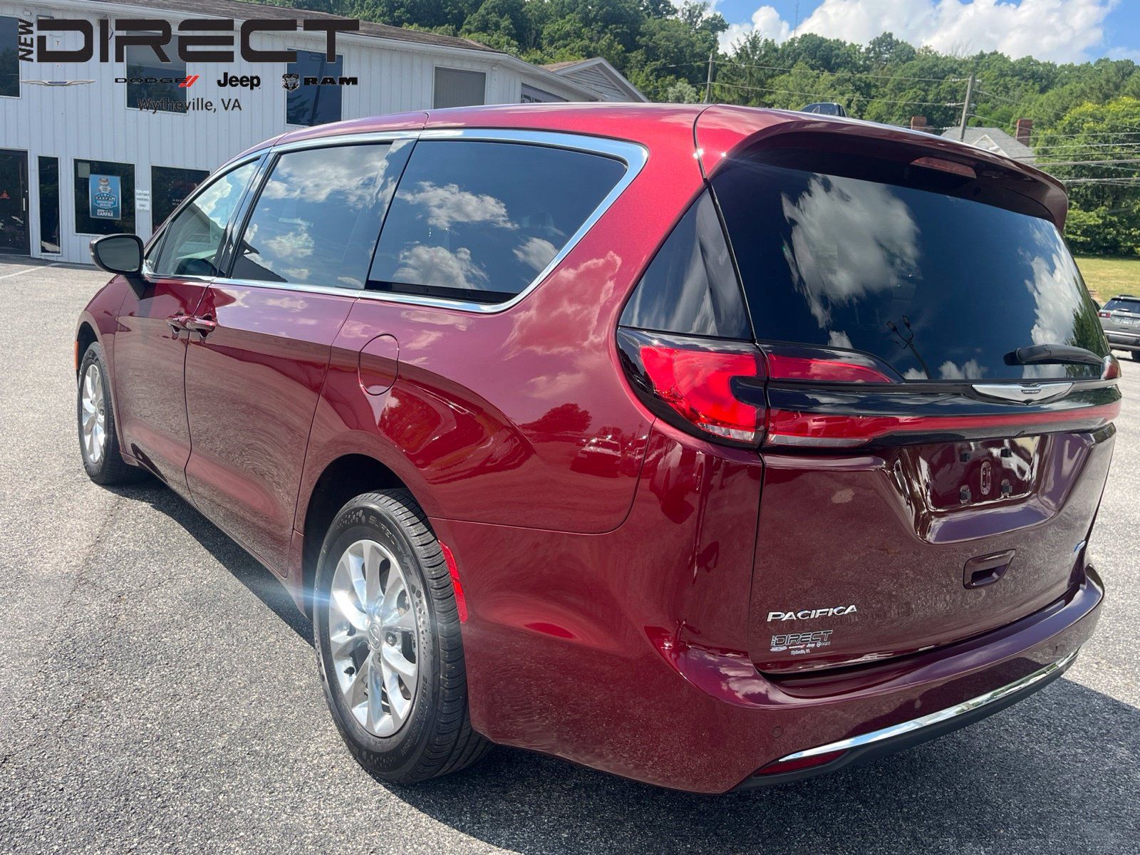 Used 2023 Chrysler Pacifica Touring-L w/ Uconnect Theater Family Group AWD/4WD image 5