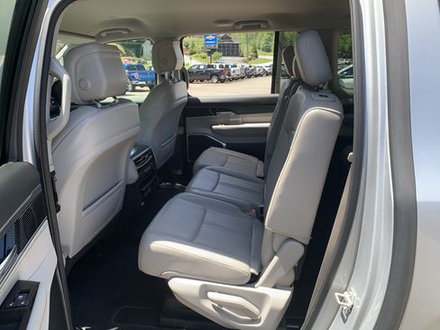 Used 2024 Jeep Wagoneer L Series II w/ Flexible Seating Group AWD/4WD image 32